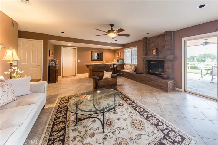 Downstairs suit with living, bed, bathroom and bar + a huge patio with view of the valley.