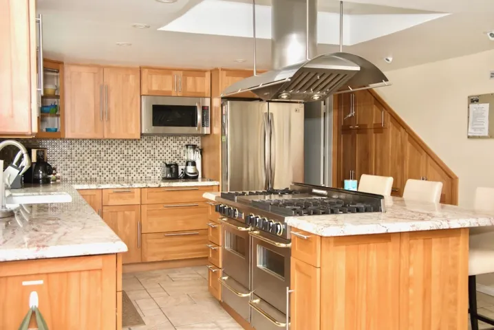 Kitchen view of 6-burner grill w/double oven.