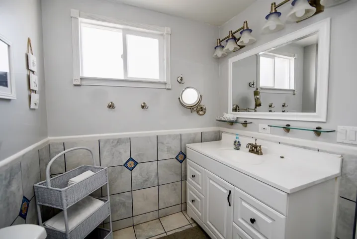 Back bedroom bathroom.