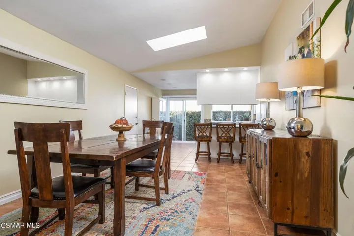6-web-or-mls-UpmarketMedia_521CorteAguac