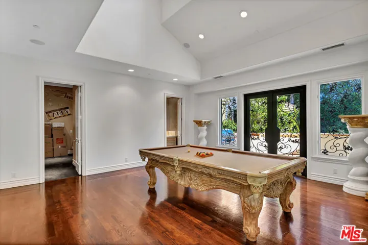 Pool/Entertainment Room