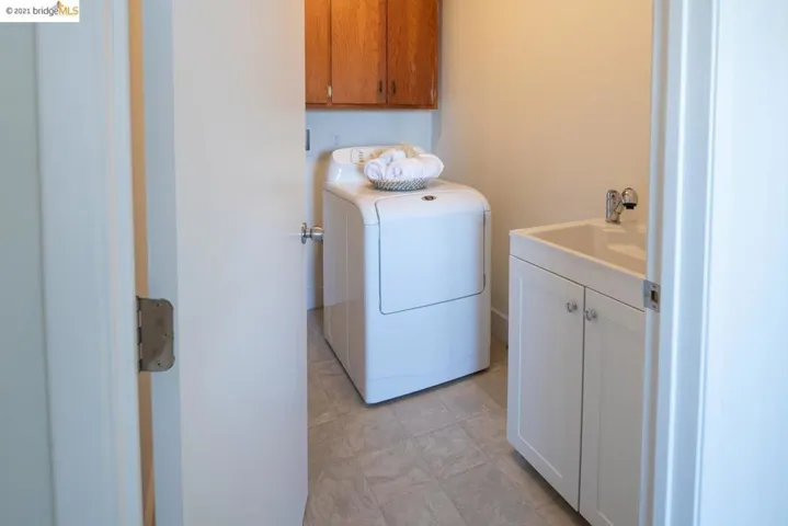 200 Rishell Dr, Oakland, California 94619