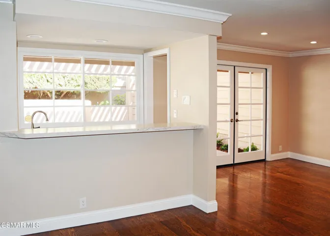 4-Bar dining area