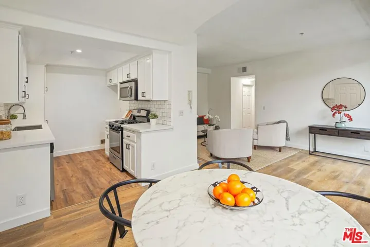 1076 S Orange Grove Avenue 2, Los Angeles, California 90019