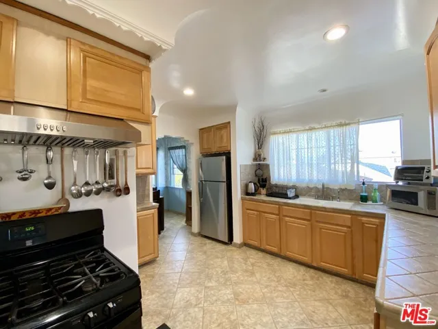 Ample kitchen