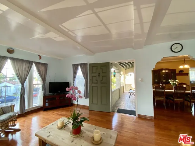 Natural light coming from 3 sides