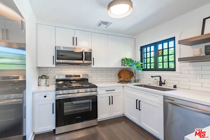 1954 Hillcrest Road 11, Los Angeles, California 90068
