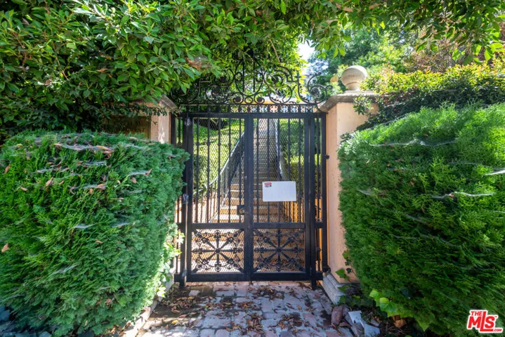 1954 Hillcrest Road 11, Los Angeles, California 90068