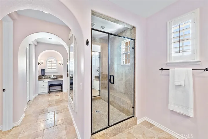 Large dual entry walk in shower
