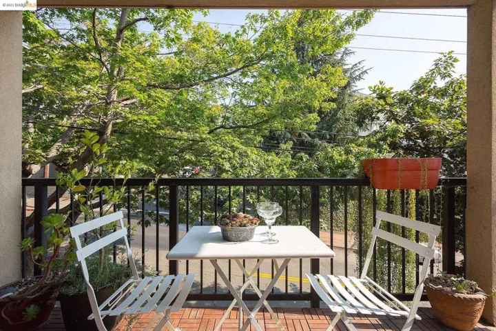 525 Mandana Blvd 102, Oakland, California 94610