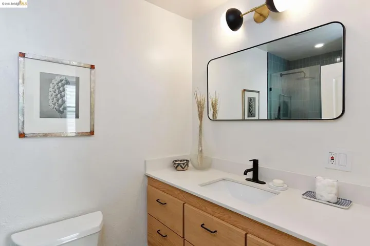 525 Mandana Blvd 102, Oakland, California 94610