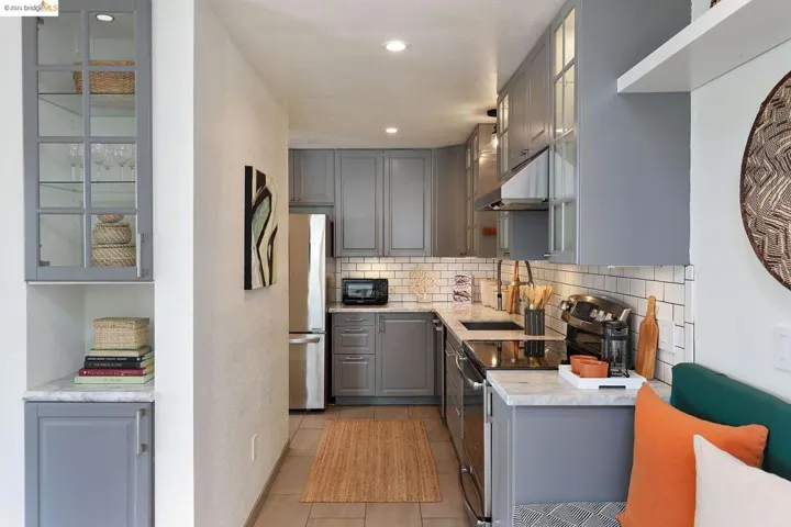 525 Mandana Blvd 102, Oakland, California 94610