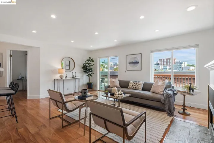 386 Santa Clara Ave 105, Oakland, California 94610
