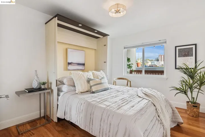 386 Santa Clara Ave 105, Oakland, California 94610