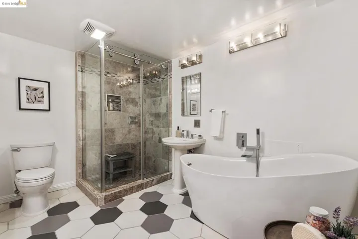 386 Santa Clara Ave 105, Oakland, California 94610