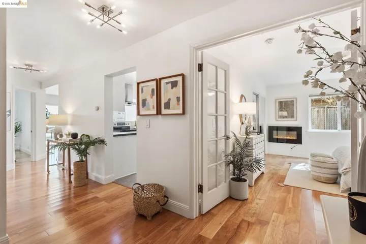 386 Santa Clara Ave 105, Oakland, California 94610