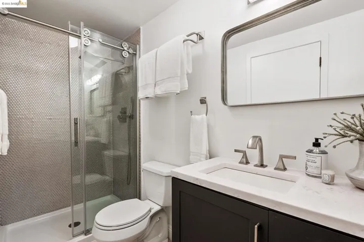 386 Santa Clara Ave 105, Oakland, California 94610