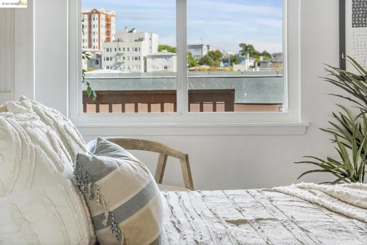 386 Santa Clara Ave 105, Oakland, California 94610