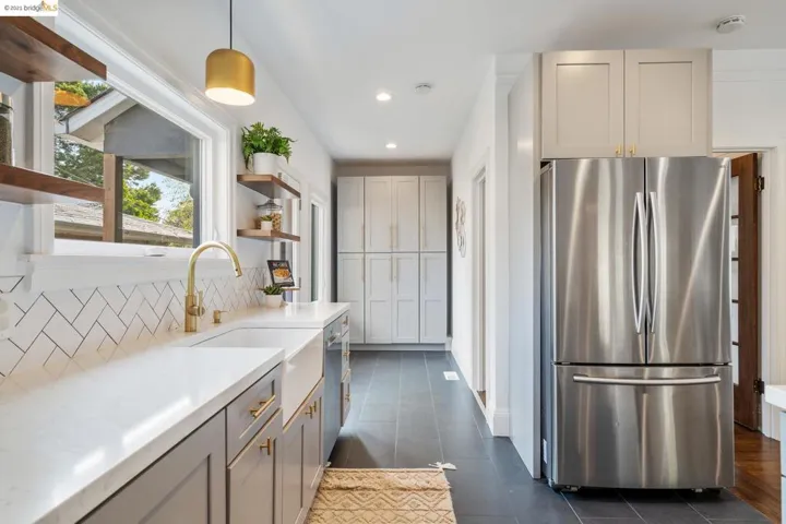 5437 El Camile Ave, Oakland, California 94619
