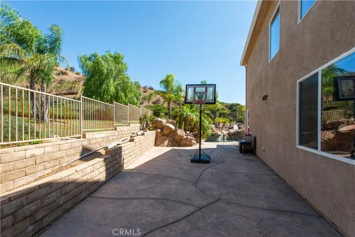 One of the two Spacious sideyards