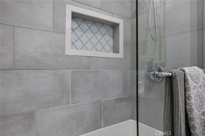 Maser shower with glass detail, frameless glass surround and 2 shower heads