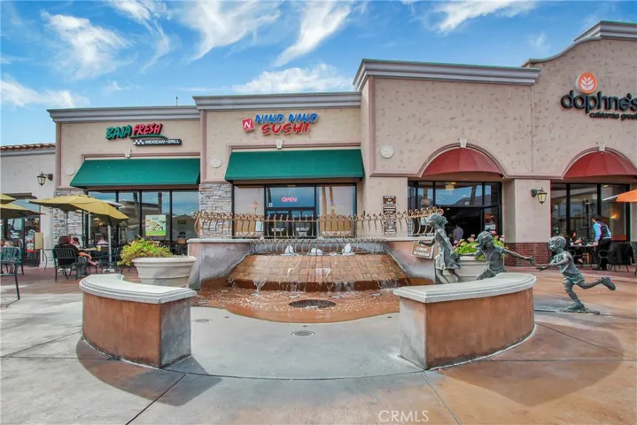 Outdoor dine while children play in the fountains just around the corner