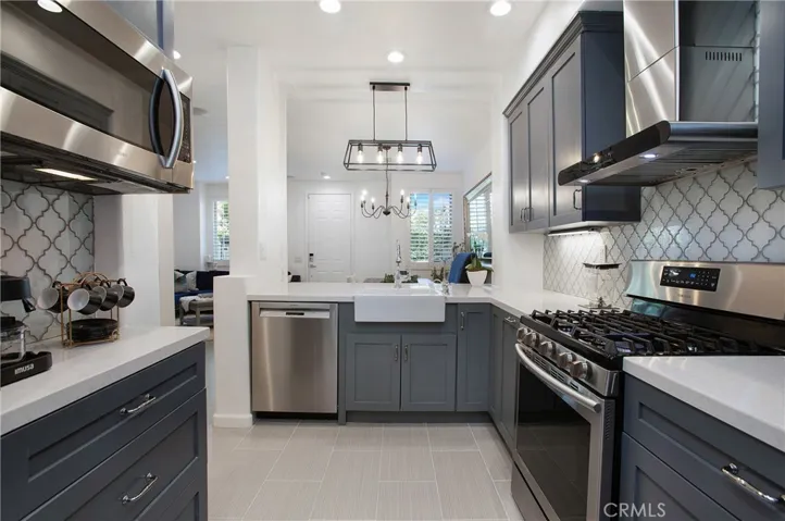 Farmhouse sink, stainless appliances including Bosch dishwasher