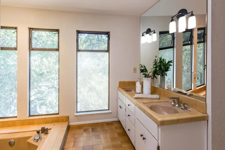 , Los Altos Hills, California 94024