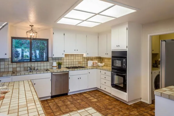 , Los Altos Hills, California 94024