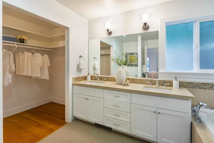 , Los Altos Hills, California 94022