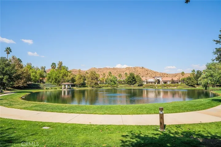 COMMUNITY LAKE