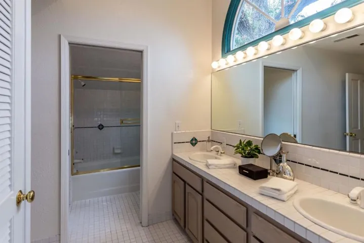 , Los Altos, California 94024