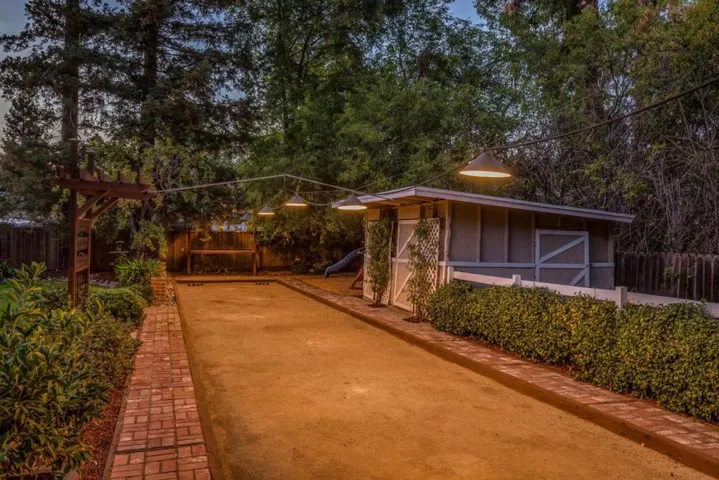 , Los Altos, California 94024
