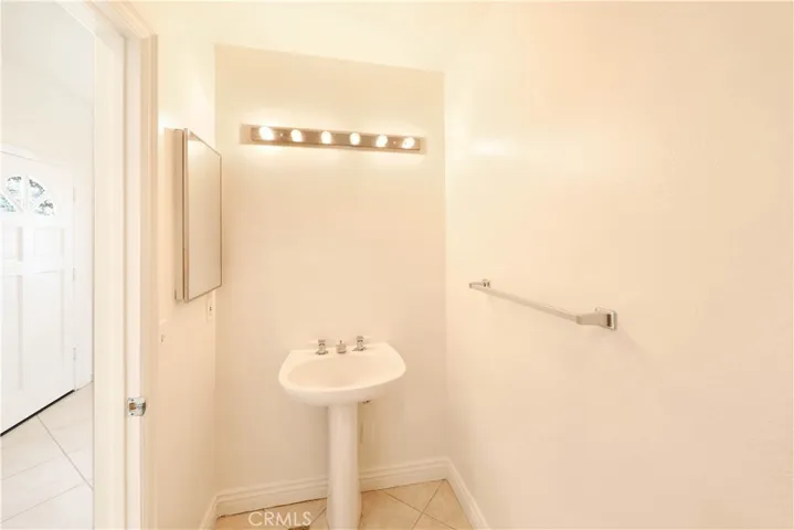 2547 Orange Avenue E, Costa Mesa, California 92627