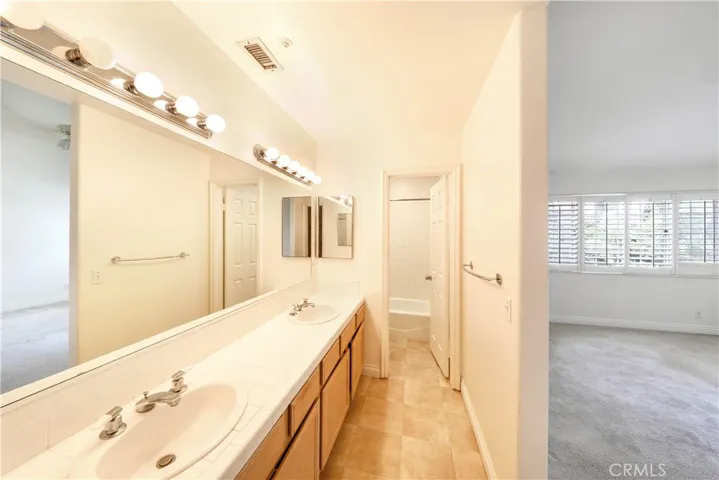 2547 Orange Avenue E, Costa Mesa, California 92627