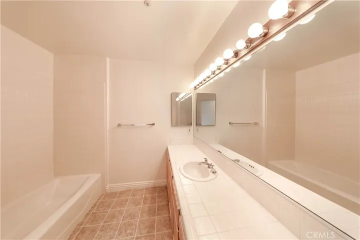 2547 Orange Avenue E, Costa Mesa, California 92627