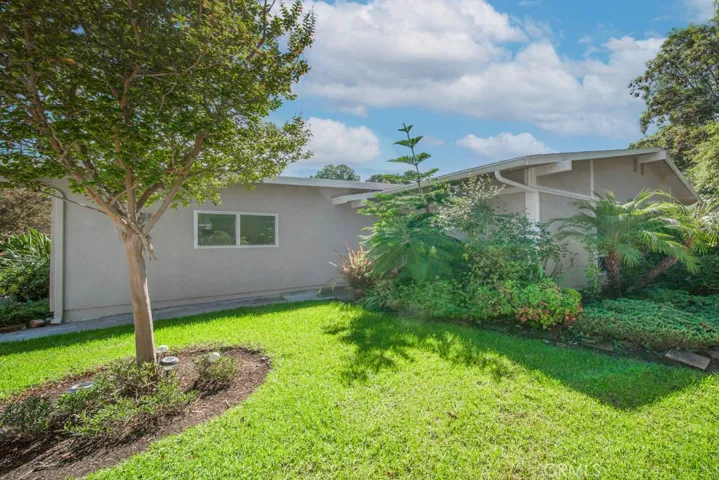 Welcome to 751-D Avenida Majorca. This expanded single-level "Valencia" floorplan is located in a private corner of the cul-de-sac, but conveniently close to Gate 3 and Clubhouse Three.