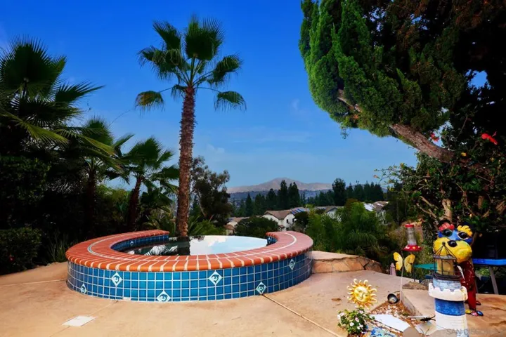 Vanishing-edge, 8-person spa with incredible views