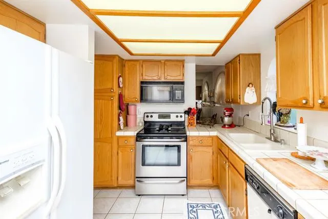 19249 Palm Way, Apple Valley, California 92308