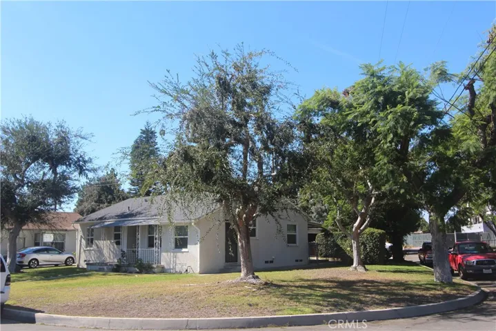 Corner lot. EZ walk to Anaconda Park