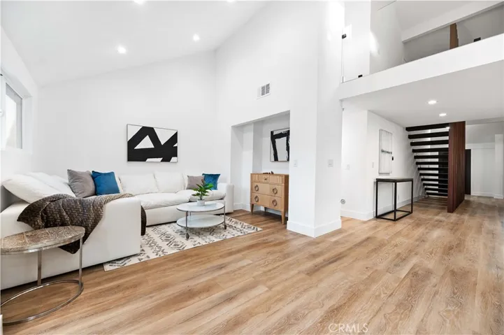 18817 Friar Street, Tarzana, California 91335
