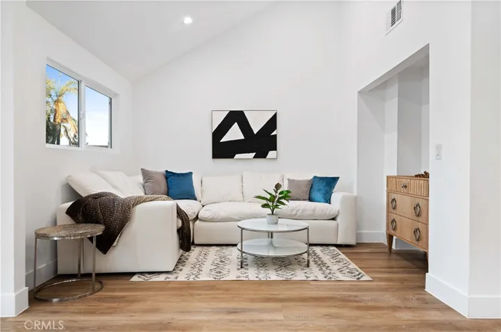 18817 Friar Street, Tarzana, California 91335