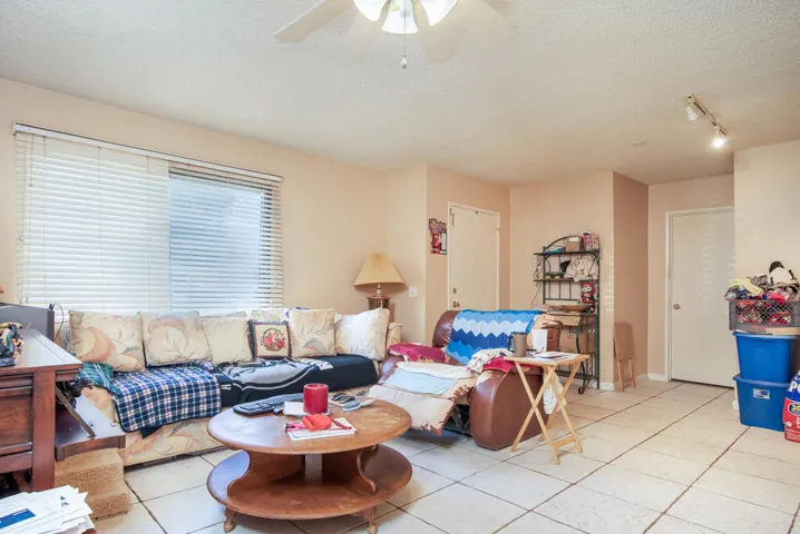 24150deniseway-lr-5