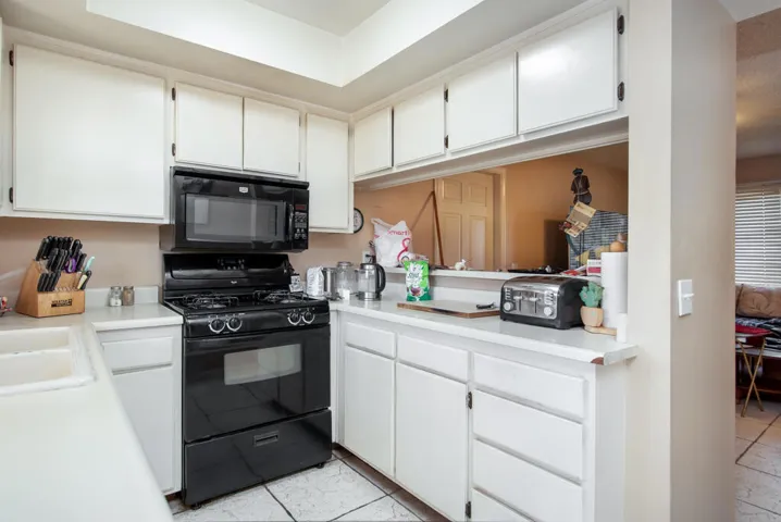 24150deniseway-lr-8