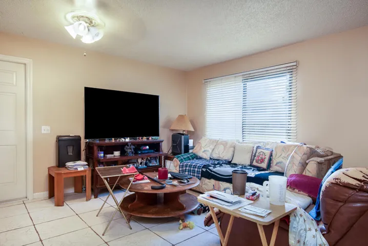 24150deniseway-lr-4