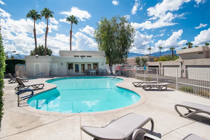 24150deniseway-lr-19
