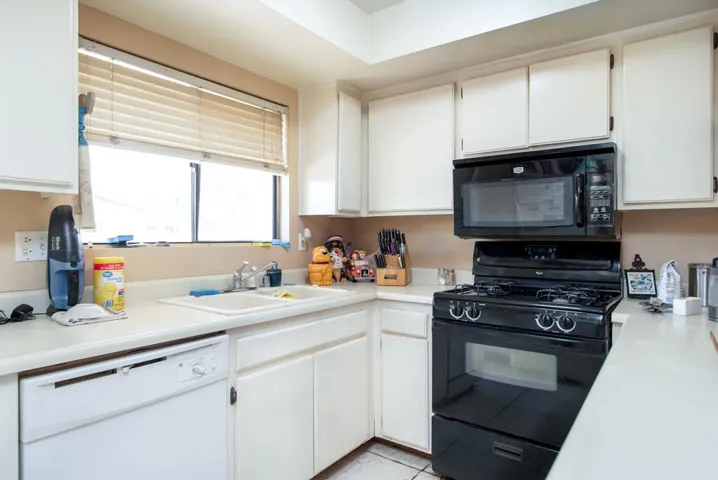 24150deniseway-lr-7