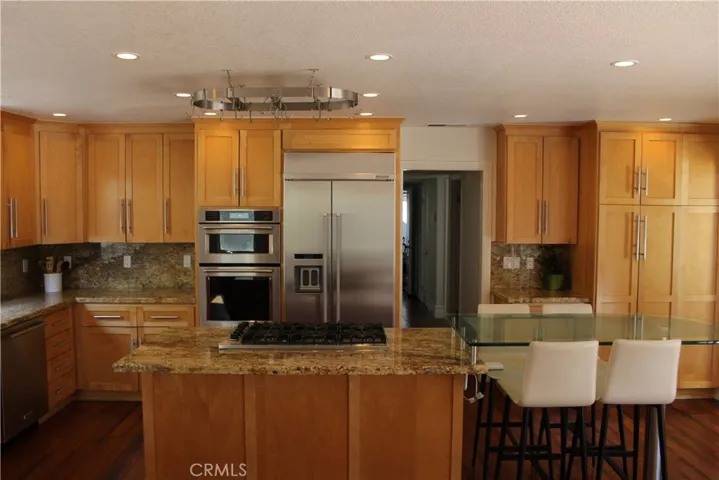 Large kitchen with both island bar and built-in table for plenty of seating.