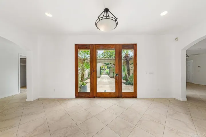 522 Burgasia Pathway, El Cajon, California 92019