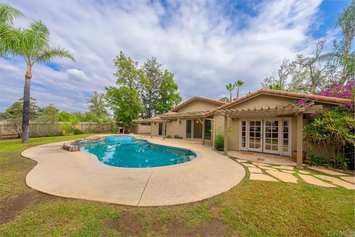 522 Burgasia Pathway, El Cajon, California 92019